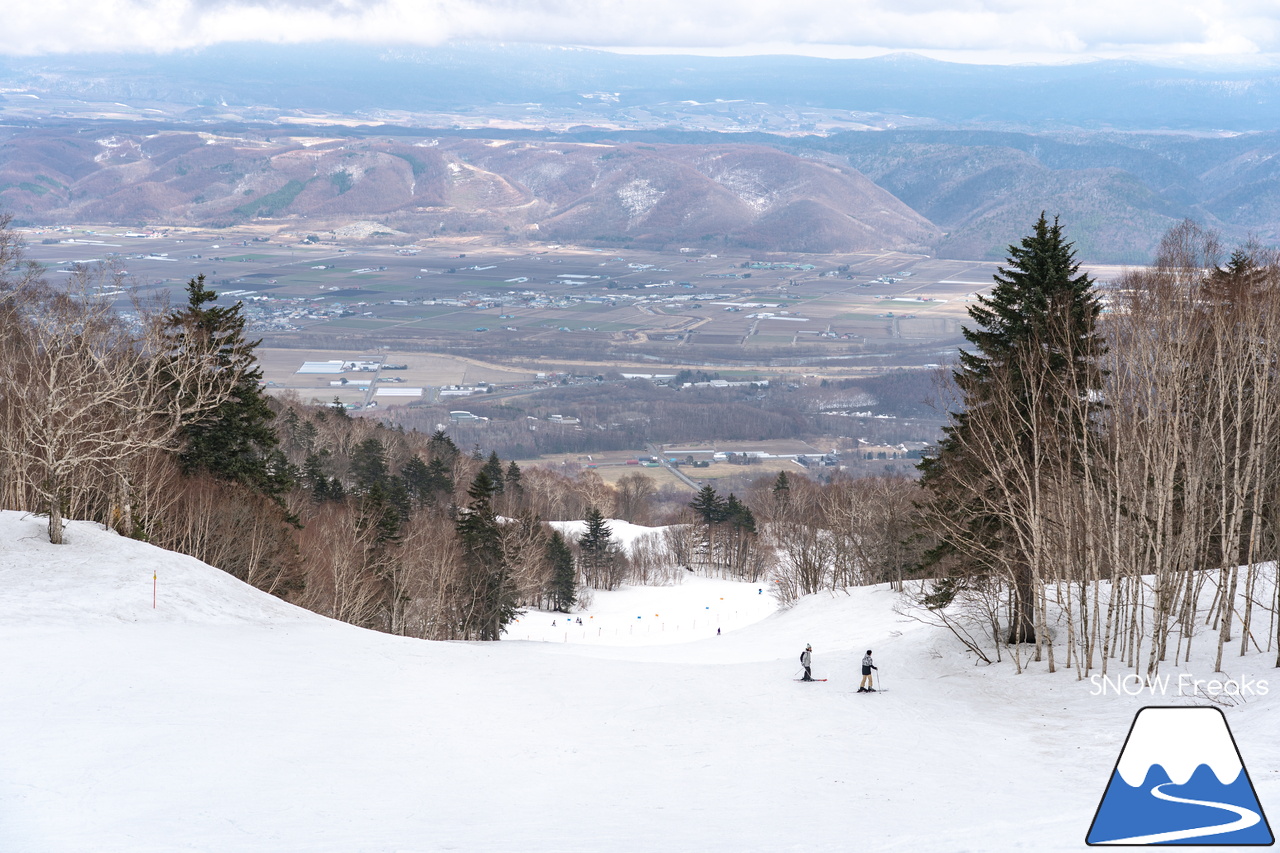 富良野スキー場｜いよいよインターナショナルなイベントに？！春シーズン恒例『第13回 Pond Skimming 池渡り』開催～♪